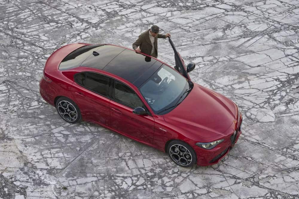 https://autogreeknews.gr/wp-content/uploads/2023/02/2023-Alfa-Romeo-Giulia-Veloce-16.jpg