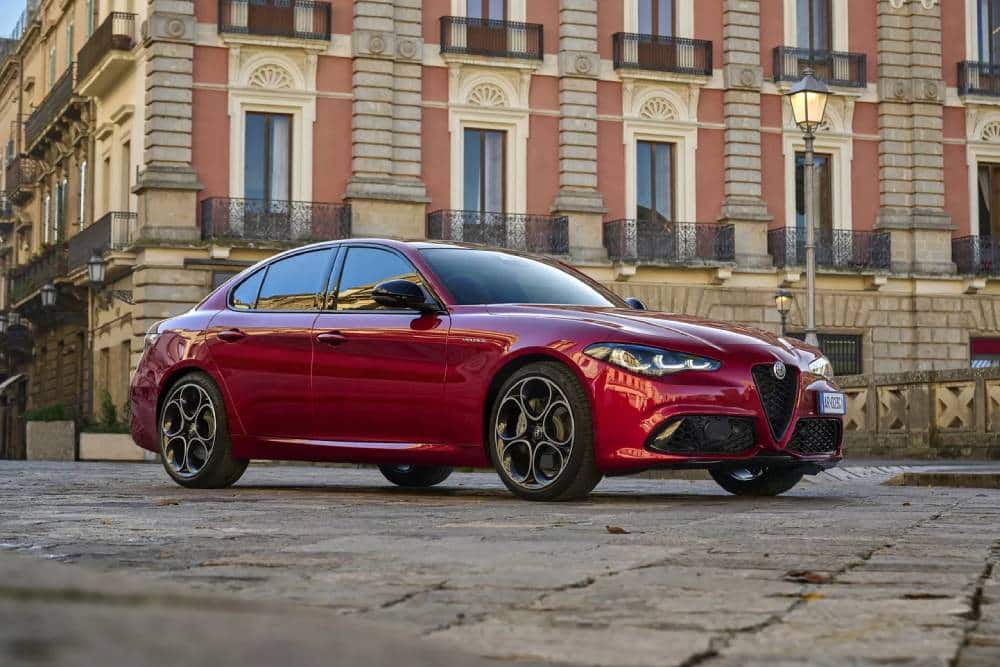 https://autogreeknews.gr/wp-content/uploads/2023/02/2023-Alfa-Romeo-Giulia-Veloce-19.jpg