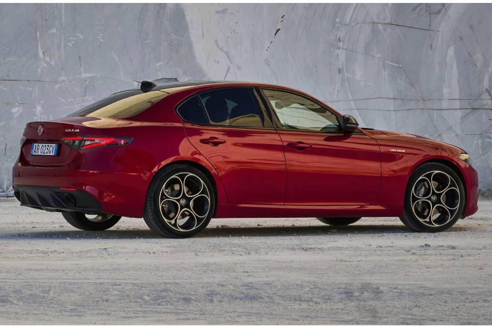 https://autogreeknews.gr/wp-content/uploads/2023/02/2023-Alfa-Romeo-Giulia-Veloce-5s.jpg