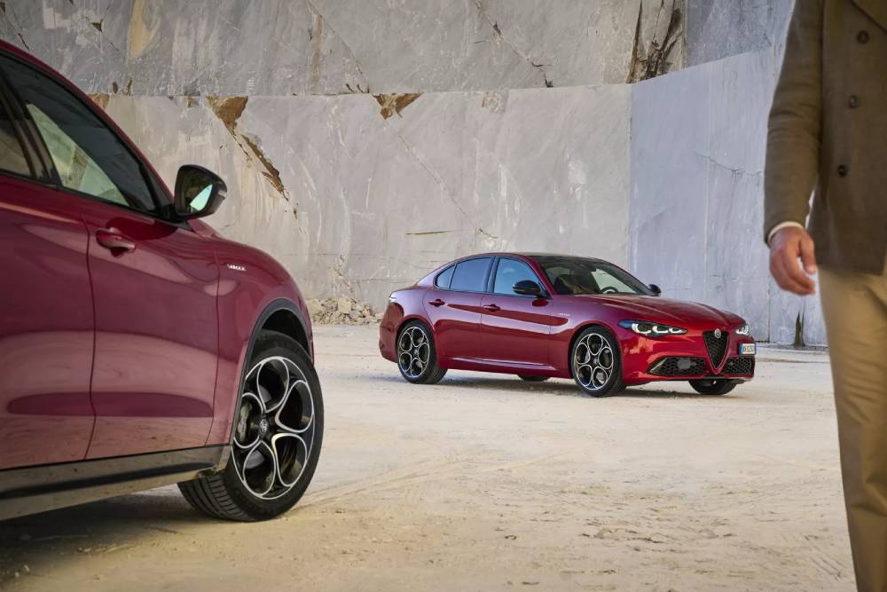 https://autogreeknews.gr/wp-content/uploads/2023/02/2023-Alfa-Romeo-Giulia-and-Stelvio-2.jpg