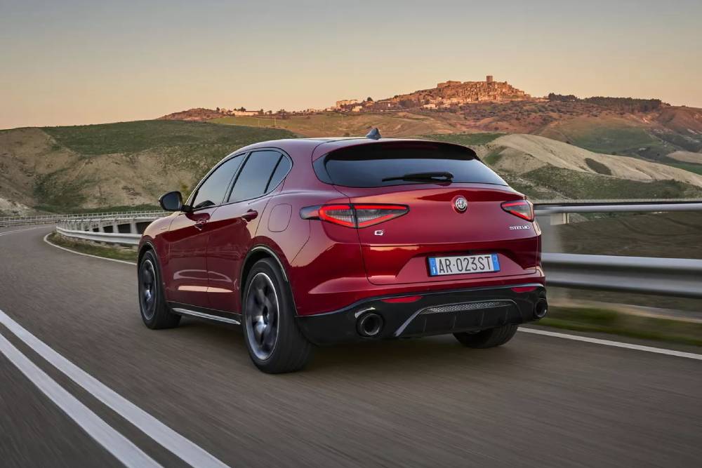 https://autogreeknews.gr/wp-content/uploads/2023/02/2023-Alfa-Romeo-Stelvio-Veloce-2.jpg