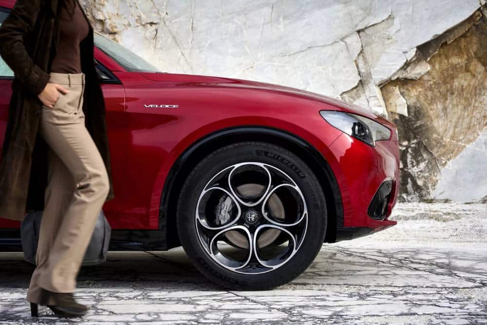 https://autogreeknews.gr/wp-content/uploads/2023/02/2023-Alfa-Romeo-Stelvio-Veloce-21.jpg