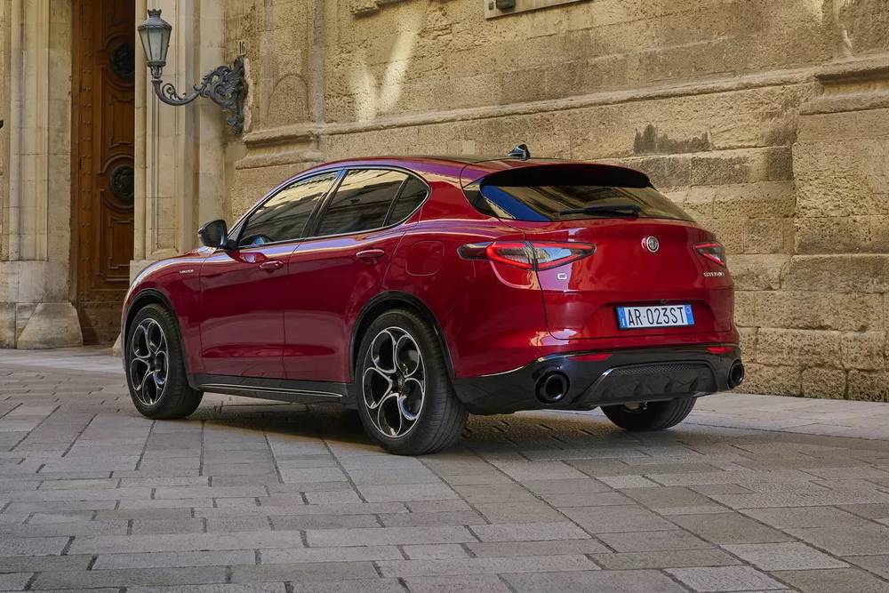 https://autogreeknews.gr/wp-content/uploads/2023/02/2023-Alfa-Romeo-Stelvio-Veloce-8.jpg