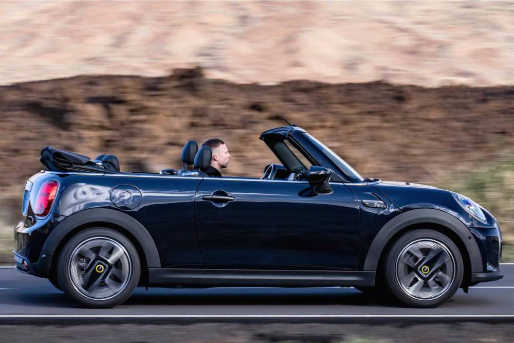 https://autogreeknews.gr/wp-content/uploads/2023/02/2023-mini-cooper-se-convertible-1.jpg