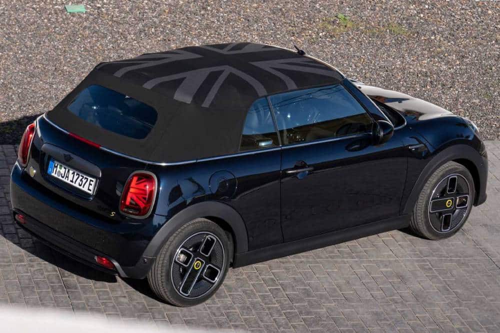 https://autogreeknews.gr/wp-content/uploads/2023/02/2023-mini-cooper-se-convertible-17.jpg