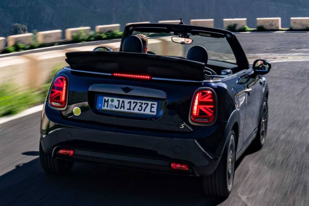 https://autogreeknews.gr/wp-content/uploads/2023/02/2023-mini-cooper-se-convertible-2.jpg