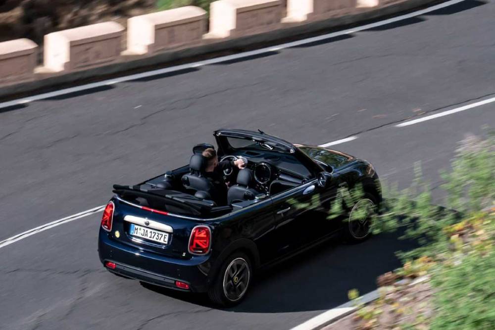 https://autogreeknews.gr/wp-content/uploads/2023/02/2023-mini-cooper-se-convertible-5.jpg