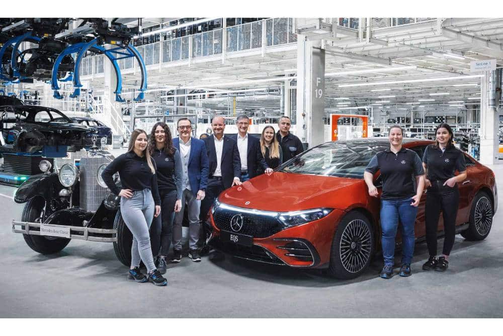 https://autogreeknews.gr/wp-content/uploads/2023/02/22-millionth-vehicle-produced-by-mercedes-benz-at-2.jpg