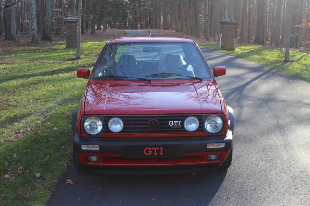 https://autogreeknews.gr/wp-content/uploads/2023/02/BaT-1992-VW-Golf-GTI-16v-10.jpg