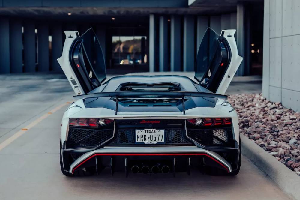 https://autogreeknews.gr/wp-content/uploads/2023/02/Lamborghini-Aventador-SV-12.jpg