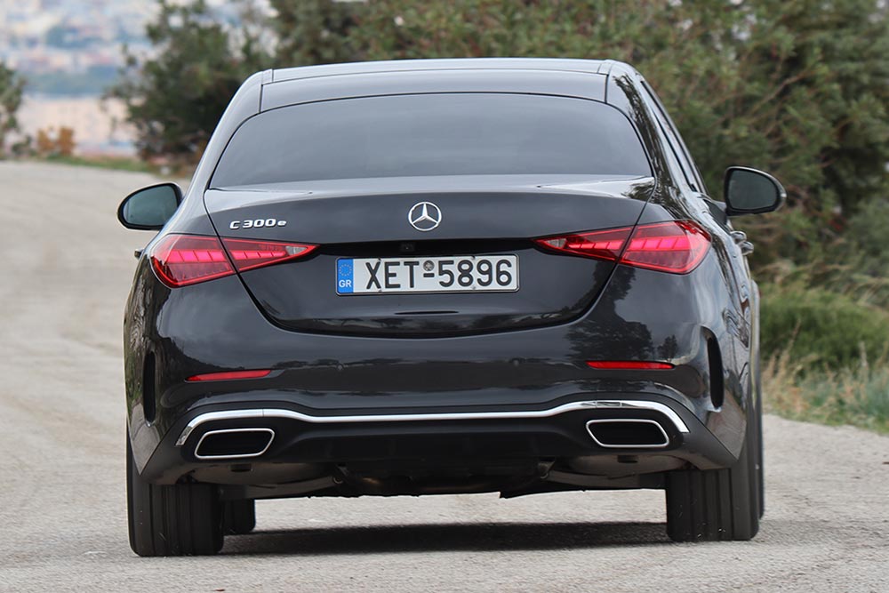 https://autogreeknews.gr/wp-content/uploads/2023/02/Mercedes-C-300-e-3.jpg