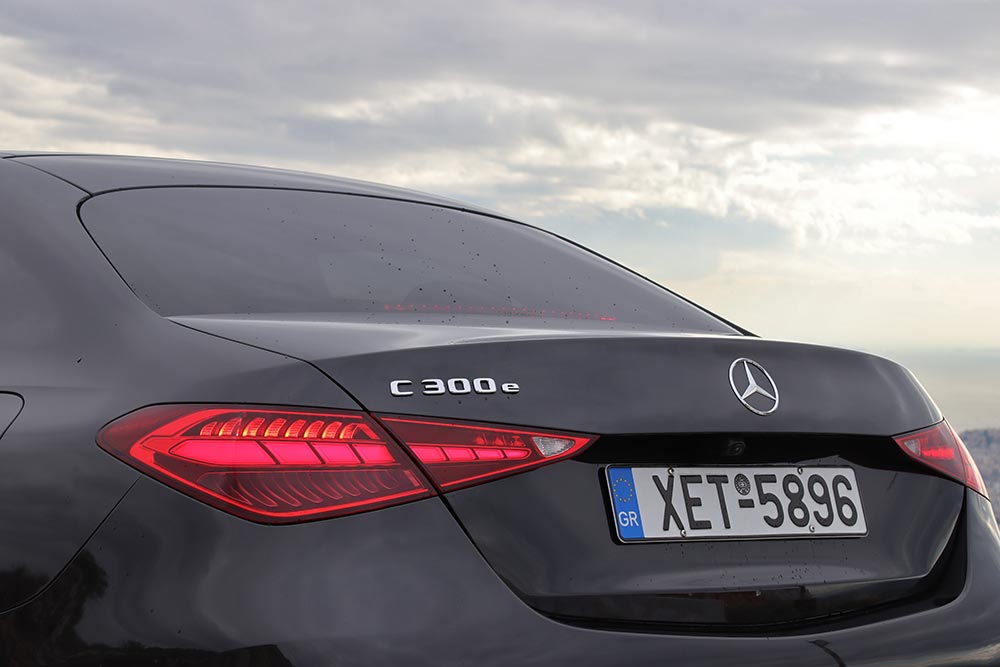 https://autogreeknews.gr/wp-content/uploads/2023/02/Mercedes-C-300-e-35.jpg