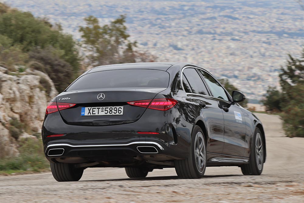 https://autogreeknews.gr/wp-content/uploads/2023/02/Mercedes-C-300-e-4.jpg