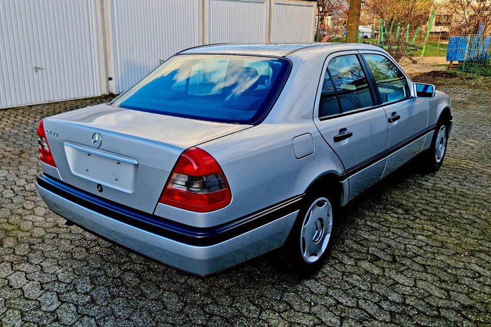 https://autogreeknews.gr/wp-content/uploads/2023/02/Mercedes-C180-1995-7.jpg