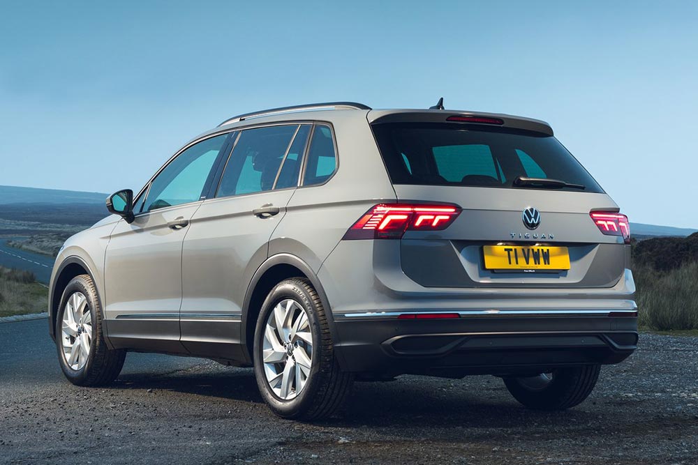 https://autogreeknews.gr/wp-content/uploads/2023/02/Volkswagen-Tiguan_2021-rear.jpg