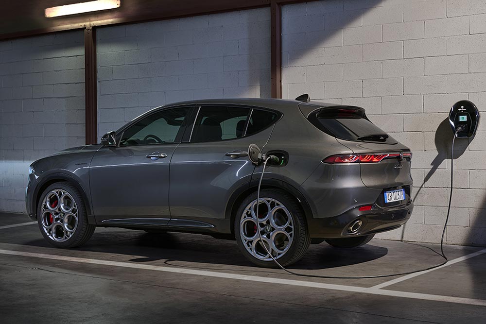 https://autogreeknews.gr/wp-content/uploads/2023/02/alfa-romeo-tonale-plug-in-hybrid-charging.jpg