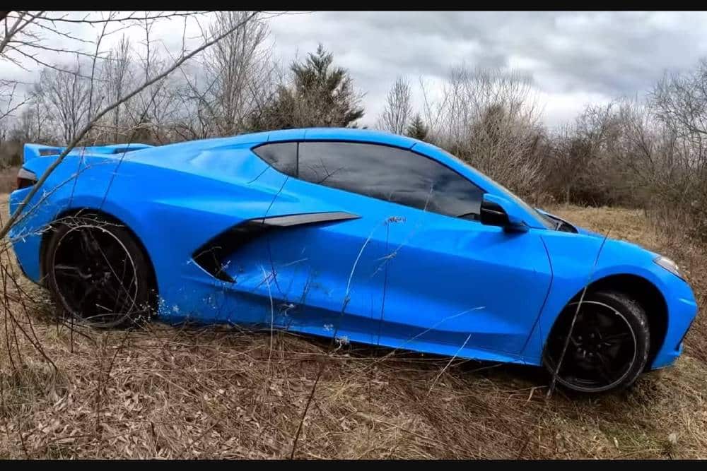 «Κανίβαλοι» ρήμαξαν Corvette εκτός δρόμου (+video)