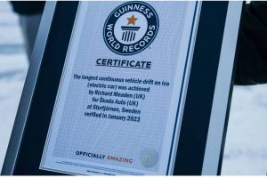 skoda-enyaq-rs-sets-two-guinness-records (10)