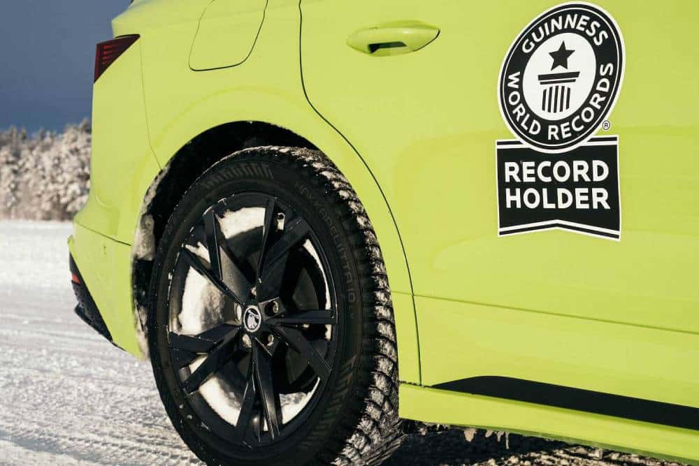 https://autogreeknews.gr/wp-content/uploads/2023/02/skoda-enyaq-rs-sets-two-guinness-records-11.jpg