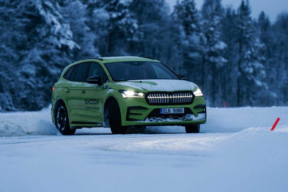 https://autogreeknews.gr/wp-content/uploads/2023/02/skoda-enyaq-rs-sets-two-guinness-records-6.jpg