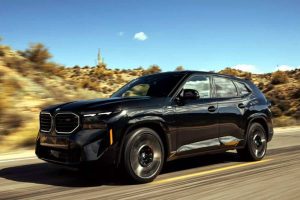 2023-BMW-XM-Black-Sapphire-Metallic-7-2048×1366