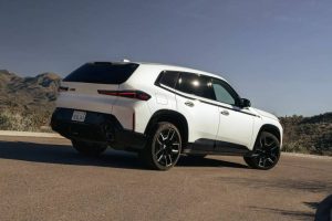 2023-BMW-XM-Mineral-White-Metallic-18-2048×1366