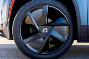 2023-fisker-ocean-exterior-recycled-carbon-wheel