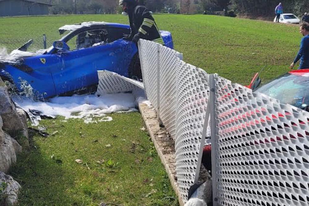 Ιπτάμενες Ferrari προσγειώθηκαν σε τοίχο (+videos)