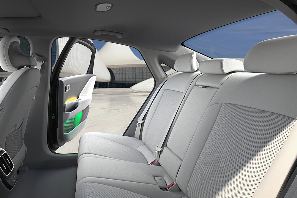 https://autogreeknews.gr/wp-content/uploads/2023/03/Hyundai-Ioniq-6-rear-seat.jpg