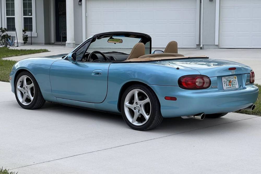 https://autogreeknews.gr/wp-content/uploads/2023/03/LS-Swapped-2000-Mazda-Miata-4.jpg