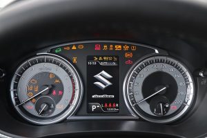 Suzuki-Vitara-Stong-Hybrid-esoteriko-(4)