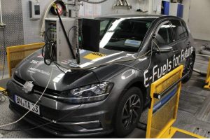 e-fuels-vw-golf-7-pruefstand-2211_iquz59