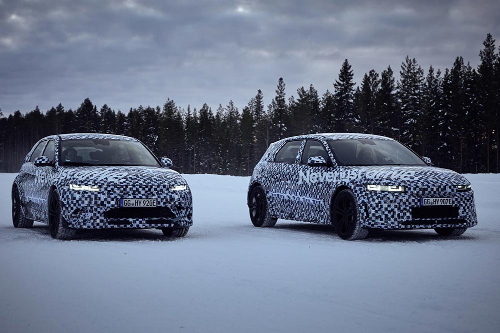 https://autogreeknews.gr/wp-content/uploads/2023/03/hyundai-ioniq-5-n-winter-test-drive-teaser-couple-02.jpg
