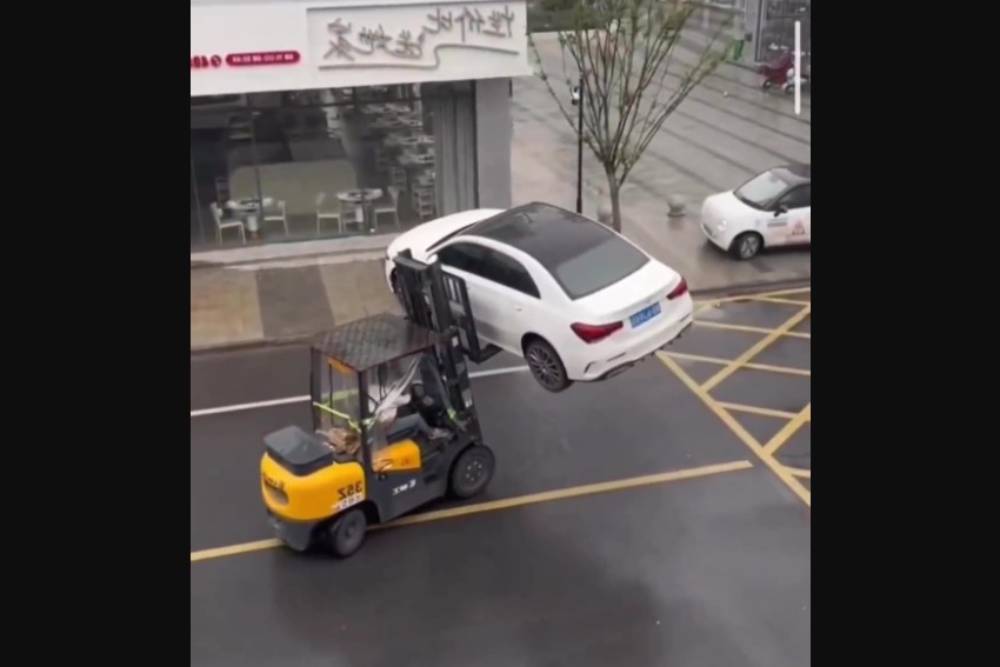 https://autogreeknews.gr/wp-content/uploads/2023/03/mercedes-a-class-sedan-getting-towed-in-china.jpg