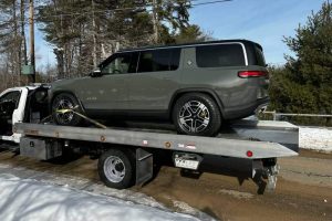 rivian-r1s-gets-stuck-in-the-snow-and-towing-it-ou (1)