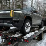 rivian-r1s-gets-stuck-in-the-snow-and-towing-it-ou