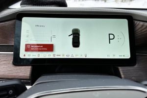 rivian-r1s-gets-stuck-in-the-snow-and-towing-it-ou (3)