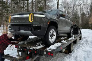 rivian-r1s-gets-stuck-in-the-snow-and-towing-it-ou