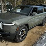 rivian-r1s-gets-stuck-in-the-snow-and-towing-it-ou (4)
