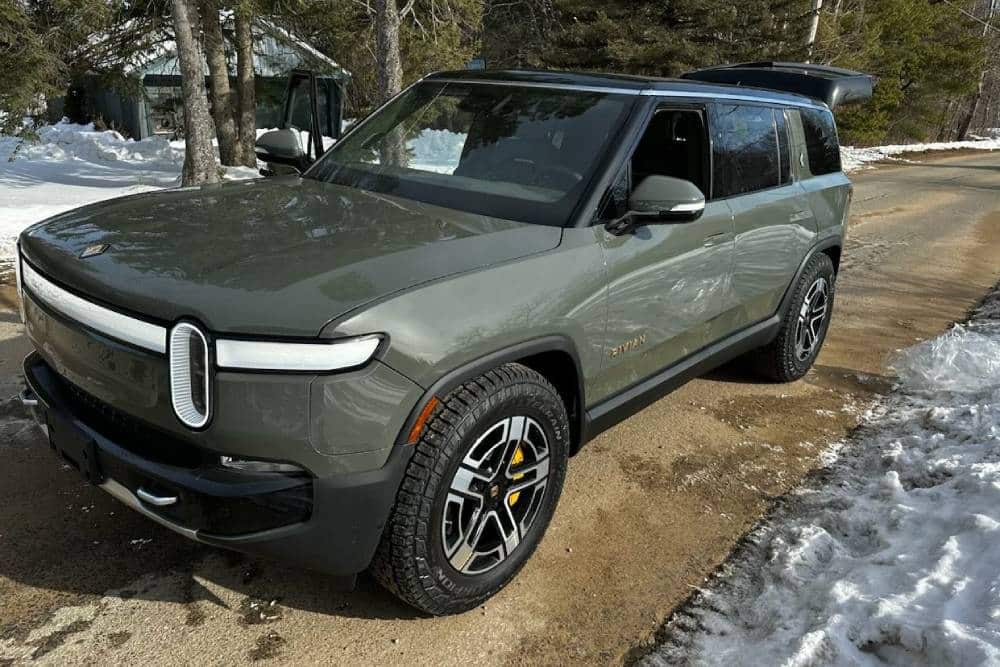 https://autogreeknews.gr/wp-content/uploads/2023/03/rivian-r1s-gets-stuck-in-the-snow-and-towing-it-ou-4.jpg