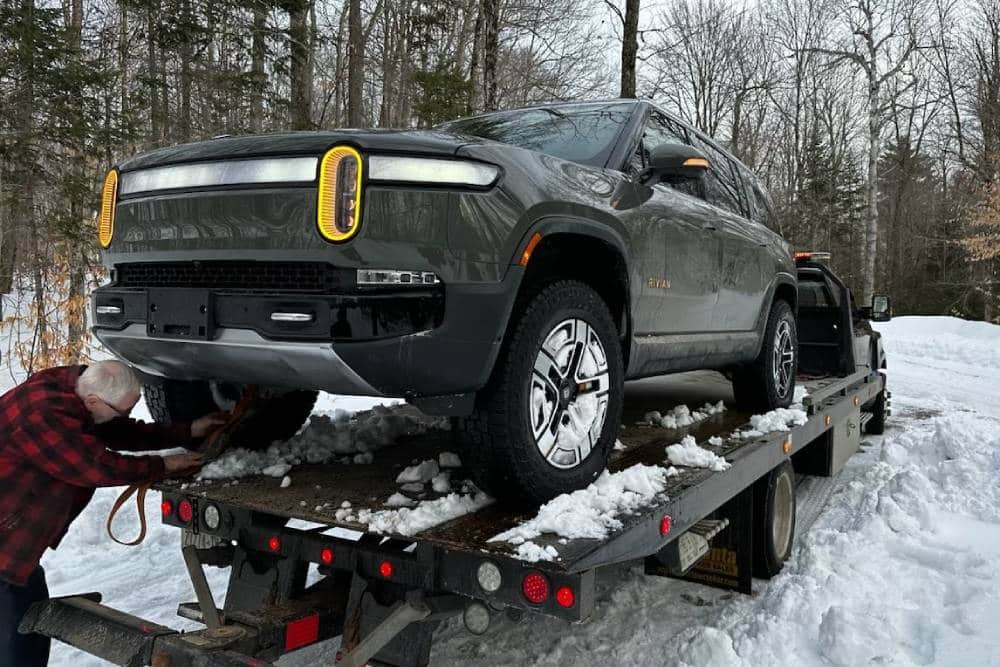 https://autogreeknews.gr/wp-content/uploads/2023/03/rivian-r1s-gets-stuck-in-the-snow-and-towing-it-ou.jpg