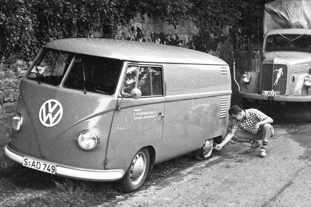https://autogreeknews.gr/wp-content/uploads/2023/03/volkswagen-transporter-porsche-renndienst-3.jpg