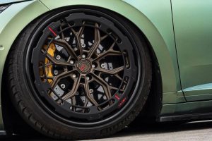 vw-arteon-r-shooting-brake-resting-on-aerodisc-20s (4)