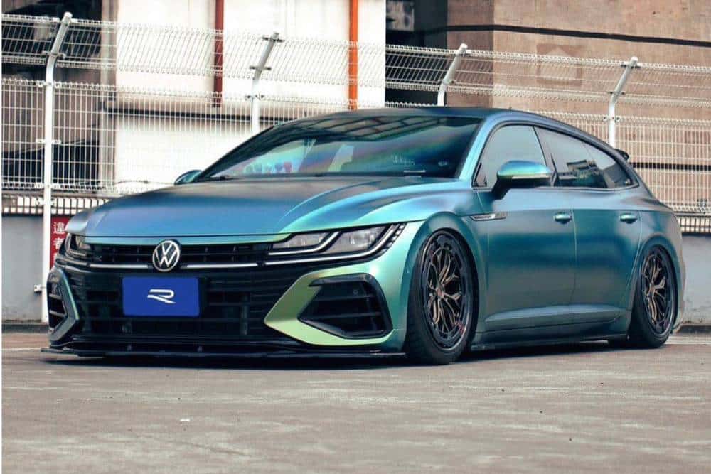 https://autogreeknews.gr/wp-content/uploads/2023/03/vw-arteon-r-shooting-brake-resting-on-aerodisc-20s.jpg