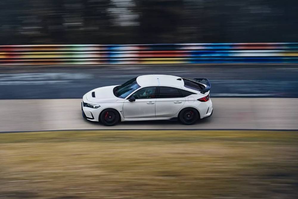 https://autogreeknews.gr/wp-content/uploads/2023/04/05-2023-Honda-Civic-Type-R-at-Nurburgring.jpg