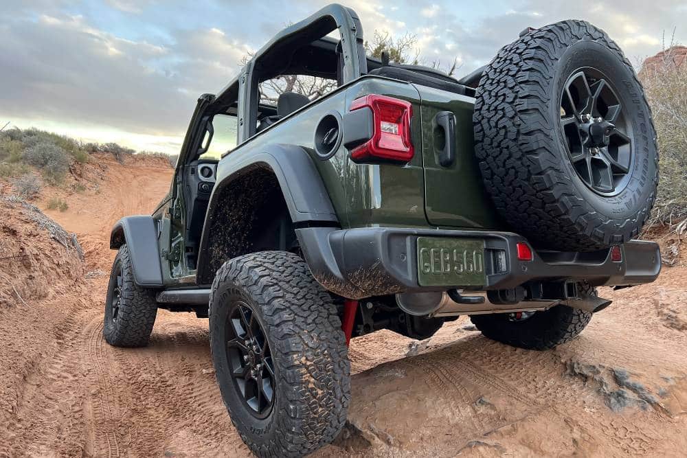 https://autogreeknews.gr/wp-content/uploads/2023/04/2024-jeep-wrangler-gets-new-grille-winch-and-tech-1.jpg