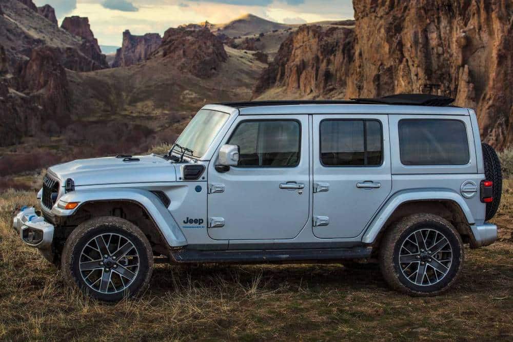 https://autogreeknews.gr/wp-content/uploads/2023/04/2024-jeep-wrangler-side-view.jpg