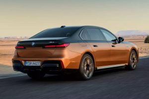 BMW-i7-M70-xDrive-1-2048×1366