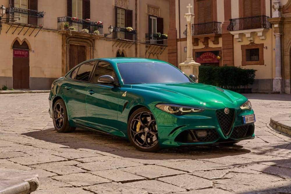 https://autogreeknews.gr/wp-content/uploads/2023/04/alfa-romeo-giulia-quadrifoglio-100deg-anniversario-1.jpg