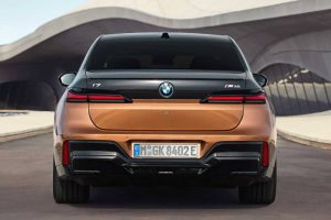 bmw-i7-m70-xdrive-2023